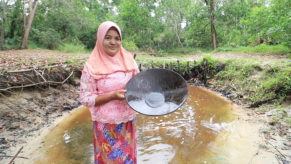 "Ban Tha Din Daeng" a peaceful mangrove-side village where nature is lush