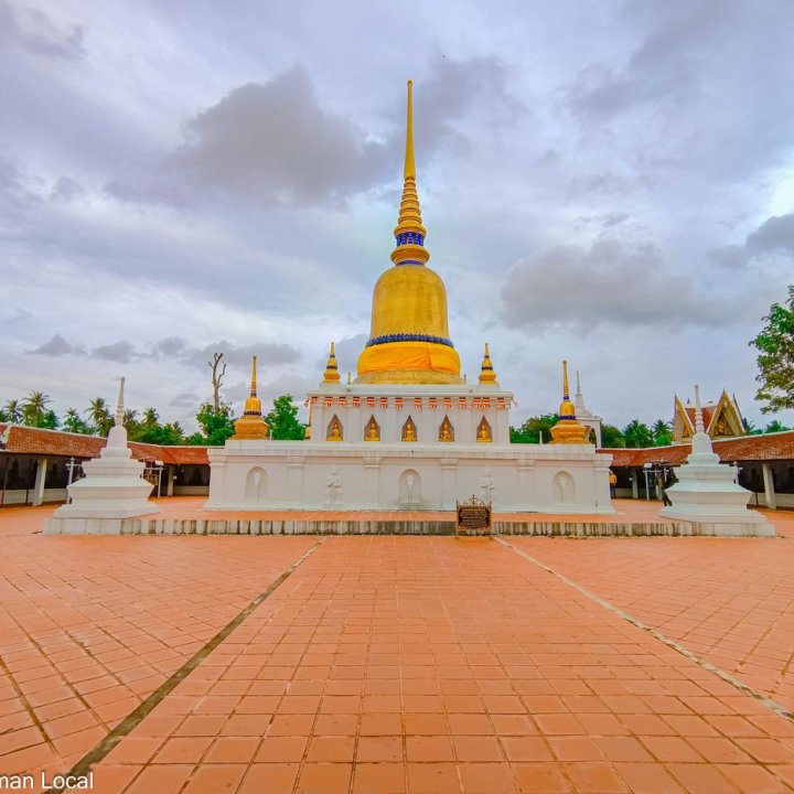 Wat Phra Borommathat Sawi