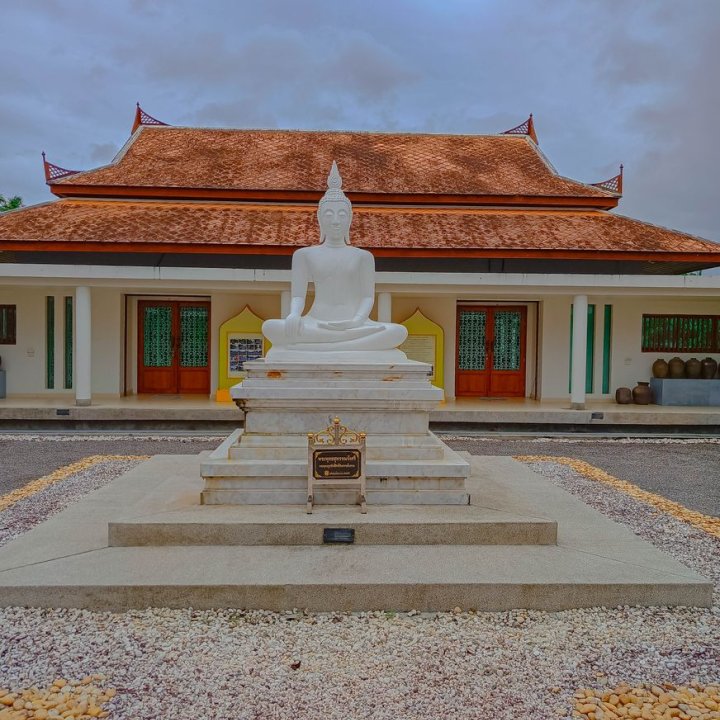 Wat Phra Borommathat Sawi